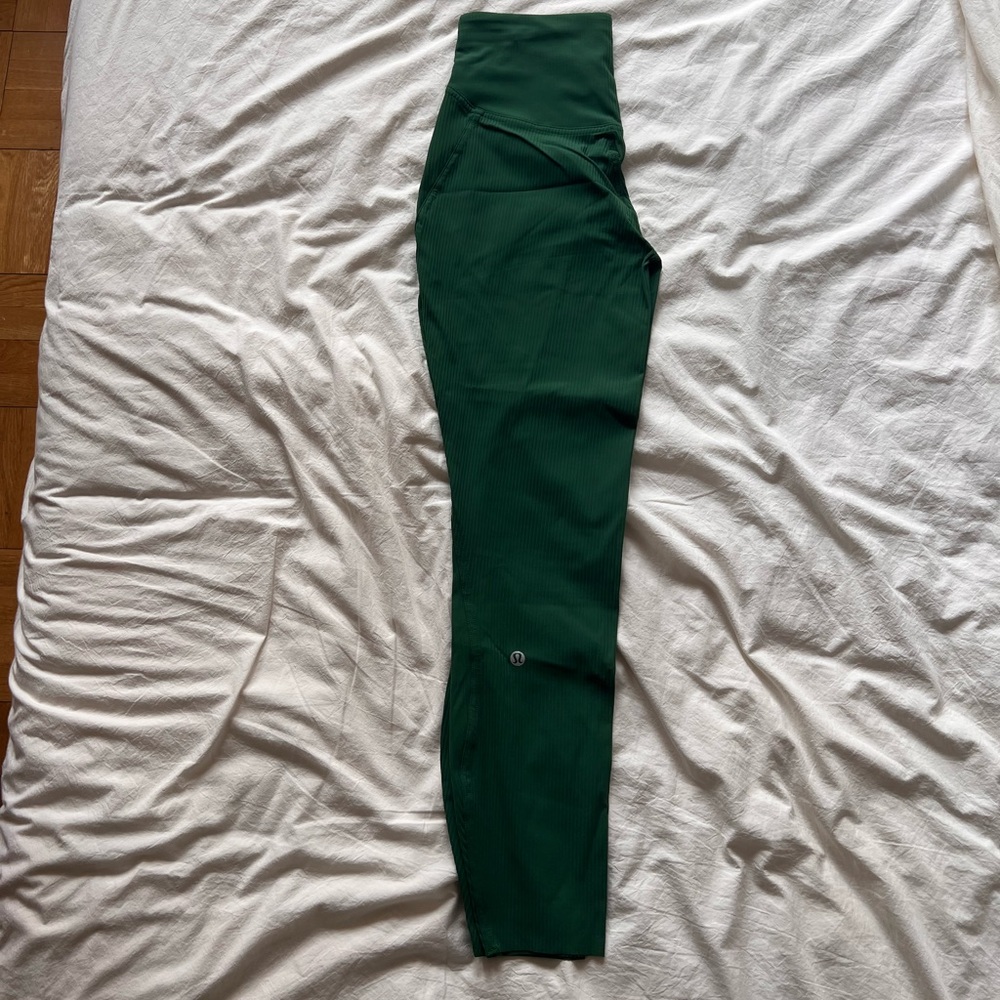 Lululemon bad pace high rise rubbed right. 25” length. Size 6.